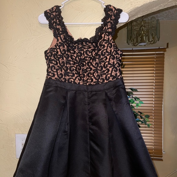 Beautiful short dress🤍🖤 - Picture 2 of 2